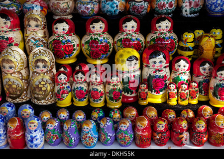 Poupées russes traditionnelles en vente, Saint-Pétersbourg, Russie, Europe Banque D'Images