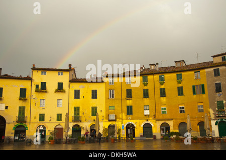 La place Piazza Amfiteatro Lucca ville région Toscane Italie Europe Banque D'Images