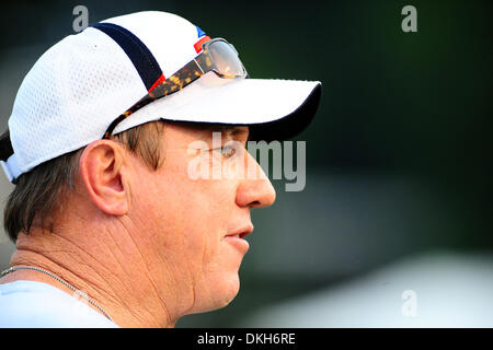 Buffalo Bills Hall of Fame quarterback Jim Kelly pratique montres de la ligne latérale à St. John Fisher College de Rochester, NY (Image Crédit : © Michael Johnson/ZUMApress.com) Southcreek/mondial Banque D'Images