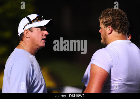 Buffalo Bills Hall of Fame quarterback Jim Kelly parle avec Eric joueur recrue du bois jeudi suivant la pratique à St. John Fisher College de Rochester, NY (Image Crédit : © Michael Johnson/ZUMApress.com) Southcreek/mondial Banque D'Images