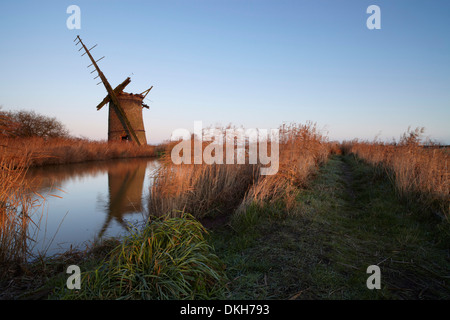 Un matin tôt sur Brograve Mill près de Horsey, Norfolk, Angleterre, Royaume-Uni, Europe Banque D'Images