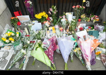 Trafalgar Square, Londres, Royaume-Uni. 6e novembre 2013. Des fleurs et des hommages à la fin de l'extérieur de l'Afrique du Sud Nelson Mandela House à Trafalgar Square. Crédit : Matthieu Chattle/Alamy Live News Banque D'Images