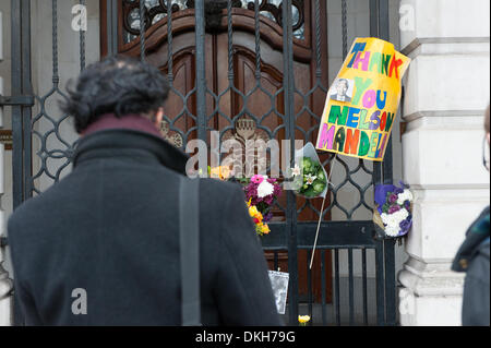 Trafalgar Square, Londres, Royaume-Uni. 6e novembre 2013. Des fleurs et des hommages à la fin de l'extérieur de l'Afrique du Sud Nelson Mandela House à Trafalgar Square. Crédit : Matthieu Chattle/Alamy Live News Banque D'Images