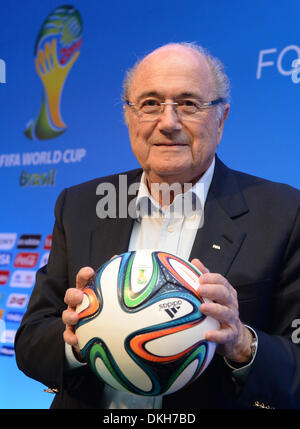 Costa do Sauipe, au Brésil. Le 05 mai 2013. Le président de la FIFA Joseph Blatter tient le ballon de match officiel 'Bazuca" au séminaire de l'équipe pour le tirage final à Costa do Sauipe, Brésil, 05 décembre 2013. Le tirage final de la ronde préliminaire des groupes de la coupe du monde de la FIFA, Brésil 2014 aura lieu le 06 décembre 2013. Photo : Marcus Brandt/dpa/Alamy Live News Banque D'Images