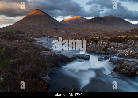 Lumière dramatique à Glen Sligachan, île de Skye, Écosse, Royaume-Uni, Europe Banque D'Images