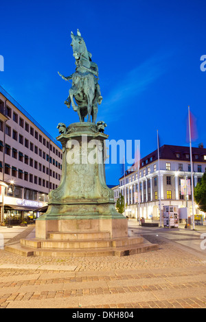 Statue sur l'Ostra Larmgatan au crépuscule, Göteborg, Suède, Scandinavie, Europe Banque D'Images