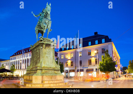 Statue sur l'Ostra Larmgatan au crépuscule, Göteborg, Suède, Scandinavie, Europe Banque D'Images