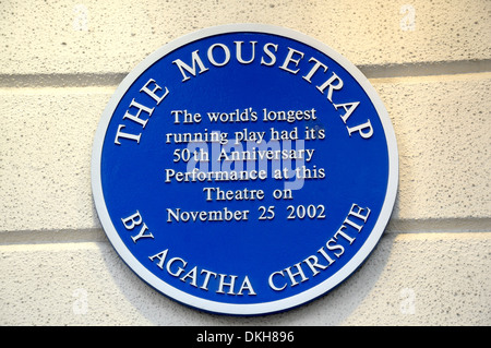 Londres, Angleterre, Royaume-Uni. Blue plaque sur St Martin's Theatre commémorant les 50 ans du Moustrap (2002) Banque D'Images