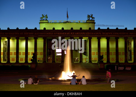 Berlin Allemagne milieu vieille personne museum jardin de plaisir milieu 06:21 Deutschland Berlin Mitte Altes Museum Lustgarten Banque D'Images