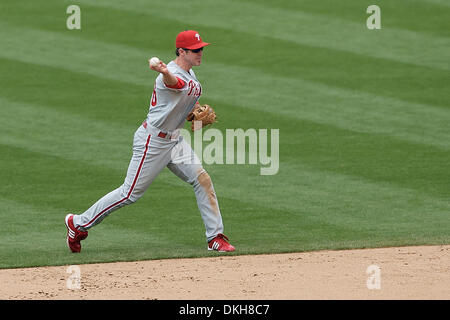 Le deuxième but des Phillies de Philadelphie Chase Utley arrête une balle au sol lors de la septième manche. (Crédit Image : © Tony Leon/ZUMApress.com) Southcreek/mondial Banque D'Images