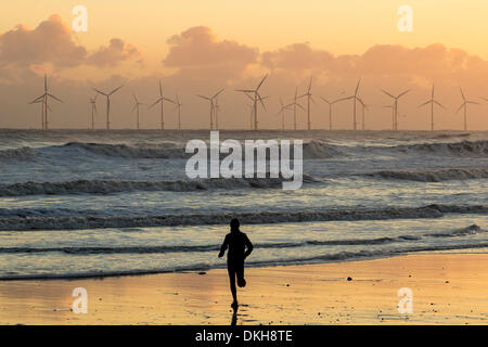 Jogger sur Seaton Carew plage près de Hartlepool, Angleterre du Nord-Est. UK Banque D'Images