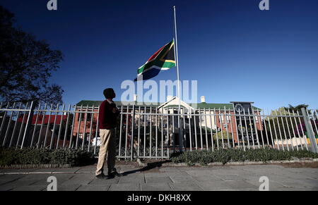 Johannesburg, Afrique du Sud. 6e décembre 2013. Le drapeau sud-africain vole berne le 6 décembre 2013, à Johannesburg, en Afrique du Sud. Le père de la Nation, Nelson Mandela, Tata Madiba, est décédé paisiblement le soir du 5 décembre 2013 à son domicile à Houghton en famille. (Photo par Gallo Images / Daily Dispatch / Mark Andrews) Credit : Gallo images/Alamy Live News Banque D'Images