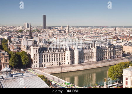 Regardant vers le bas sur la conciergerie à Paris, France, Europe Banque D'Images