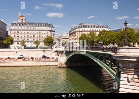 Pont d'Arcole avec le rapport annuel de Paris Plage sur les bords de la Seine, Paris, France, Europe Banque D'Images