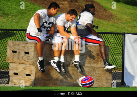 Brandon joueur de Buffalo Bills Rodd, tightend Jonathan Stupar et fullback Corey MCINTYRE attendre le début de pratique mardi soir à Saint John Fisher College de Rochester, NY (Image Crédit : © Michael Johnson/ZUMApress.com) Southcreek/mondial Banque D'Images