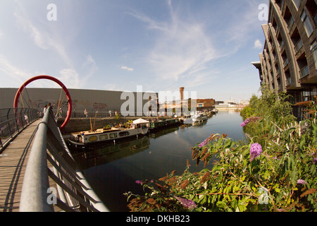 Passerelle pour piétons au-dessus du canal entre Hackney Wick victoria et l'île du poisson est de Londres. Banque D'Images