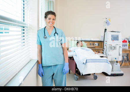 Nurse with Patient sous dialyse rénale en arrière-plan Banque D'Images