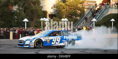 Las Vegas, Nevada, USA. 5 déc, 2013. Coupe Sprint NASCAR CARL EDWARDS Pilote participe à la 'victoire' Tour burnouts pendant la Semaine des Champions de NASCAR. © Marcel Thomas/ZUMAPRESS.com/Alamy Live News Banque D'Images