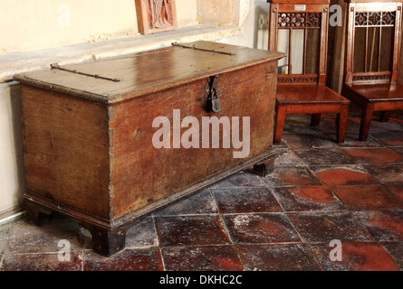 Vue d'un vieux coffre dans l'église paroissiale de St Margaret au Claj suivant la mer, Norfolk, Angleterre, Royaume-Uni. Banque D'Images