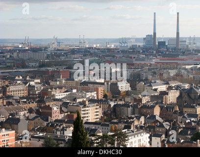 Normandie, France. Une vue sur la ville du Havre, avec les pays industrialisés de l'estuaire de la Seine dans la distance. L'année 2013. Banque D'Images