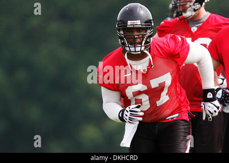 10 juin 2009 : Atlanta Falcons center Ben Wilkerson(67), est-ce qu'une perceuse à l'Atlanta Falcons OTC à Flowery Branch, Ga. (crédit Image : © Daniel Shirey/ZUMApress.com) Southcreek/mondial Banque D'Images