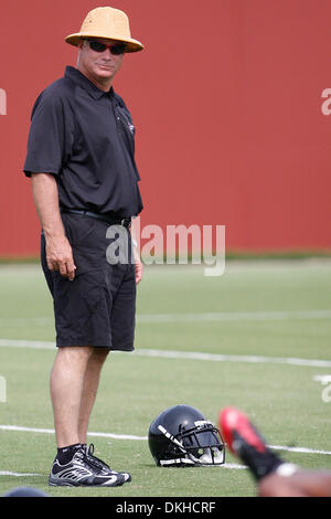 10 juin 2009 : l'entraîneur-chef des Falcons d'Atlanta Mike Smith regarde son équipe s'étendent au gré des Falcons d'Atlanta, Ga. à Flowery Branch (crédit Image : © Daniel Shirey/ZUMApress.com) Southcreek/mondial Banque D'Images