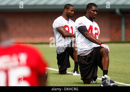 10 juin 2009 : Atlanta Falcons coffre Eric Brock (42) s'étend au gré des Falcons d'Atlanta, Ga. à Flowery Branch (crédit Image : © Daniel Shirey/ZUMApress.com) Southcreek/mondial Banque D'Images