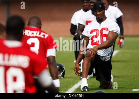 10 juin 2009 : Atlanta Falcons coffre Erik Coleman (26) s'étend au gré des Falcons d'Atlanta, Ga. à Flowery Branch (crédit Image : © Daniel Shirey/ZUMApress.com) Southcreek/mondial Banque D'Images