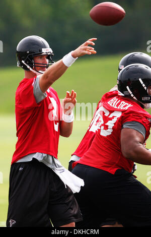 10 juin 2009 : Atlanta Falcons Quarterback Matt Ryan (2) jette une note au cours d'une mêlée au gré des Falcons d'Atlanta, Ga. à Flowery Branch (crédit Image : © Daniel Shirey/ZUMApress.com) Southcreek/mondial Banque D'Images