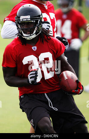 10 juin 2009 : Atlanta Falcons d'utiliser de nouveau Jerious Norwood (32) s'exécute avec la balle lors d'une mêlée au gré des Falcons d'Atlanta, Ga. à Flowery Branch (crédit Image : © Daniel Shirey/ZUMApress.com) Southcreek/mondial Banque D'Images