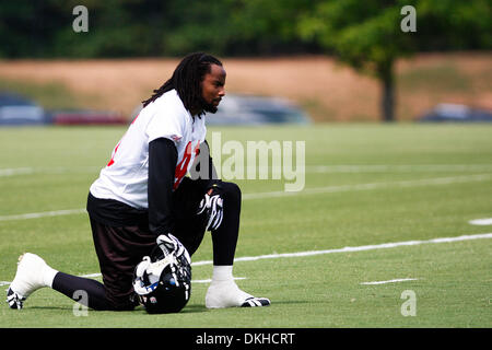 10 juin 2009 : Atlanta Falcons Antione sécurité Harris (41) montres pratique sur un genou au gré des Falcons d'Atlanta, Ga. à Flowery Branch (crédit Image : © Daniel Shirey/ZUMApress.com) Southcreek/mondial Banque D'Images