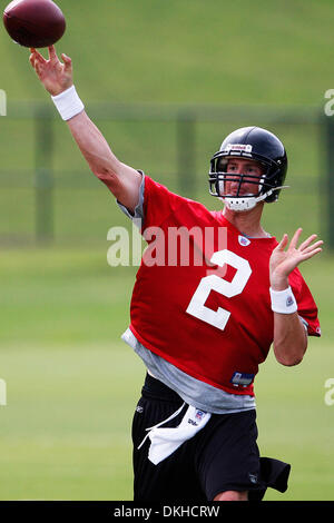 10 juin 2009 : Atlanta Falcons Quarterback Matt Ryan (2) jette une note au cours d'un exercice à l'Atlanta Falcons OTC à Flowery Branch, Ga. (crédit Image : © Daniel Shirey/ZUMApress.com) Southcreek/mondial Banque D'Images