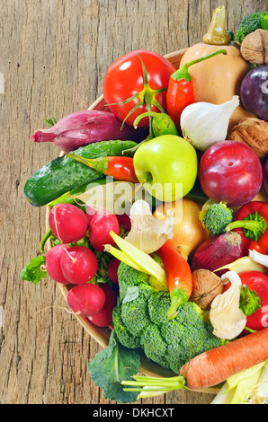 Les fruits et légumes frais dans le panier sur la table en bois Banque D'Images