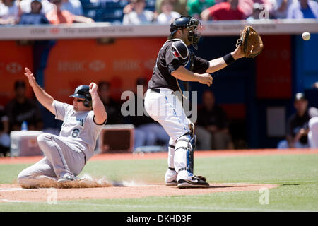 14 juin 2009 - Toronto, Ontario, Canada - 14 juin 2009 : le Geai bleu catcher Rod Barajas (20) attend sur la balle comme Dan Uggla (6) de la Floride Marlins score dans la deuxième manche de jouer au Centre Rogers à Toronto, au Canada. (Crédit Image : © Global/ZUMApress.com) Southcreek Banque D'Images