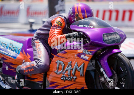 29 Juin 2009 : NHRA Pro Stock Motorcycle driver Mike Phillips pendant le sommet de l'équipement de course au sommet ressortissants Motorsports Park à Norwalk OH. (Crédit Image : © Frank Jansky/global/ZUMApress.com) Southcreek Banque D'Images