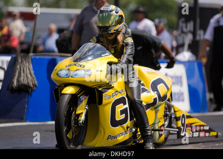 29 Juin 2009 : NHRA Pro Stock Motorcycle driver Karen Stoffer pendant le sommet de l'équipement de course au sommet ressortissants Motorsports Park à Norwalk OH. (Crédit Image : © Frank Jansky/global/ZUMApress.com) Southcreek Banque D'Images