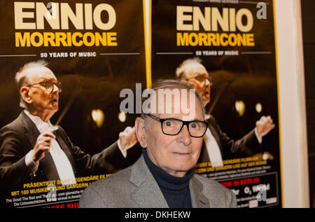 Berlin, Allemagne. 6e déc, 2013. Le compositeur italien Ennio Morricone présente ses "50 ans de la musique" en tournée à Berlin, Allemagne, 6 décembre 2013. Morricone sera récompensé par le Prix du cinéma européen dans la catégorie 'Musique' à Berlin, 7 décembre 2013. Photo : Joerg Carstensen/dpa/Alamy Live News Banque D'Images