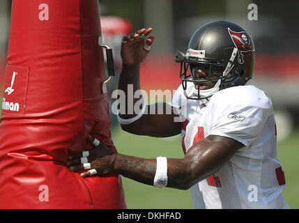 Le 11 août 2009 - Tampa, Floride, États-Unis - 11 août 2009 ....Carnell ''Cadillac'' Williams hits le sac pendant les Tampa Bay Buccaneers camp d'entraînement à l'administration centrale des boucaniers de Tampa, Floride, le 11 août 2009. (Crédit Image : © Global/ZUMApress.com) Southcreek Banque D'Images