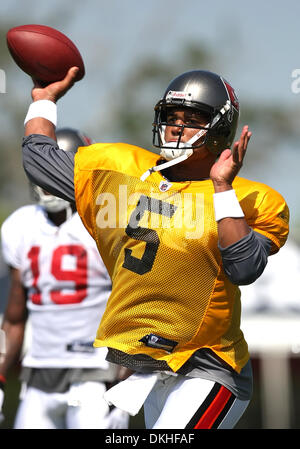 Le 11 août 2009 - Tampa, Floride, États-Unis - 11 août 2009 ....Quarterback Josh Freeman lance au cours de la Tampa Bay Buccaneers camp d'entraînement à l'administration centrale des boucaniers de Tampa, Floride, le 11 août 2009. (Crédit Image : © Global/ZUMApress.com) Southcreek Banque D'Images