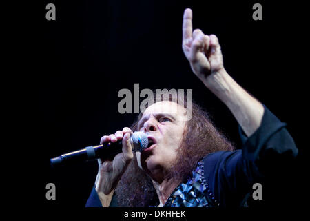 Le ciel et l'enfer le chanteur Ronnie James Dio pointant vers le ciel. Le concert a eu lieu au Pavillon du Journal à Albuquerque, NM. (Crédit Image : © Long Nuygen/global/ZUMApress.com) Southcreek Banque D'Images