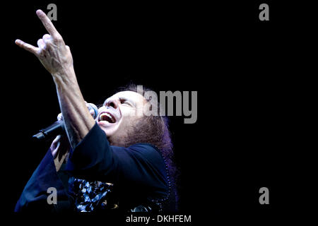 Le ciel et l'enfer le chanteur Ronnie James Dio rocking et le matériel roulant. Le concert a eu lieu au Pavillon du Journal à Albuquerque, NM. (Crédit Image : © Long Nuygen/global/ZUMApress.com) Southcreek Banque D'Images