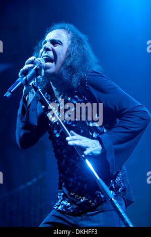 Le ciel et l'enfer le chanteur Ronnie James Dio à l'œuvre. Le concert a eu lieu au Pavillon du Journal à Albuquerque, NM. (Crédit Image : © Long Nuygen/global/ZUMApress.com) Southcreek Banque D'Images