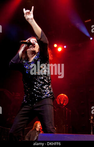 Le ciel et l'enfer le chanteur Ronnie James Dio rocking out. Le concert a eu lieu au Pavillon du Journal à Albuquerque, NM. (Crédit Image : © Long Nuygen/global/ZUMApress.com) Southcreek Banque D'Images