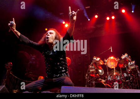 Le ciel et l'enfer le chanteur Ronnie James Dio à bascule la chanta. Le concert a eu lieu au Pavillon du Journal à Albuquerque, NM. (Crédit Image : © Long Nuygen/global/ZUMApress.com) Southcreek Banque D'Images