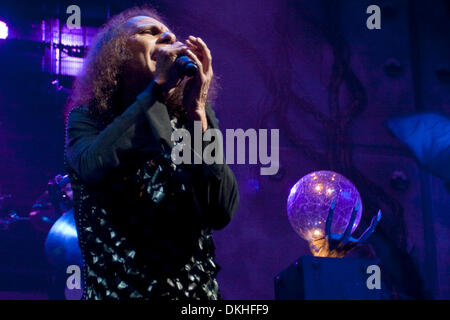 Le ciel et l'enfer le chanteur Ronnie James Dio au chant. Le concert a eu lieu au Pavillon du Journal à Albuquerque, NM. (Crédit Image : © Long Nuygen/global/ZUMApress.com) Southcreek Banque D'Images