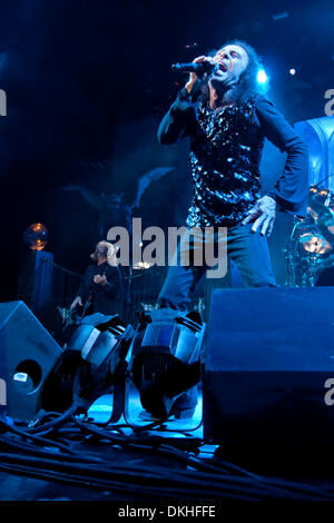 Le ciel et l'enfer le chanteur Ronnie James Dio au chant. Le concert a eu lieu au Pavillon du Journal à Albuquerque, NM. (Crédit Image : © Long Nuygen/global/ZUMApress.com) Southcreek Banque D'Images