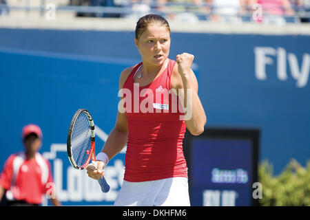 Dinara Safina de la Russie réagit après avoir marqué un point crucial contre l'opposant Aravane Rezai. Un Razai shocker en battant Safina en trois sets (3-6, 6-2, 6-4),, au Centre Rexall, Université York, Toronto. (Crédit Image : © Terry Ting/global/ZUMApress.com) Southcreek Banque D'Images