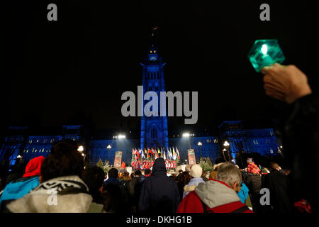 Ottawa, Canada. 6e décembre 2013. Les gens prennent part à la 29e assemblée annuelle Les lumières de Noël au Canada Cérémonie d'Illumination, le 5 décembre 2013 à la colline du Parlement à Ottawa, Canada. Des centaines de personnes se sont rassemblées sur la Colline du Parlement pour écouter des spectacles chorale, rôti de guimauves et regarder les feux d'artifice lors de la cérémonie. (Xinhua/David Kawai/Alamy Live News) Banque D'Images