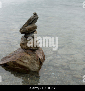 Pile de pierres dans le lac Yamdrok, Nagarze, Shannan, Tibet, Chine Banque D'Images