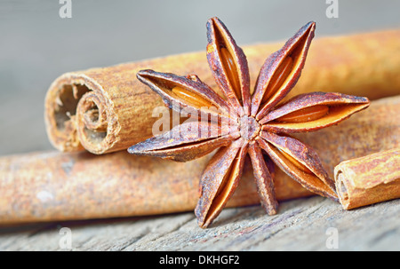 Vue rapprochée de l'extrêmement étoile d'anis et des bâtons de cannelle, on wooden table Banque D'Images